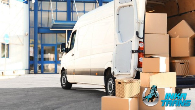 Замовити машину для перевезення вантажу